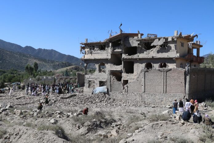 MANDAKHEL VILLAGE (Afghanistan), 29/06/2026.- Personas cerca de un área afectada por un ataque de Pakistán en la provincia de Paktia, Afganistán. EFE/EPA/STRINGER
