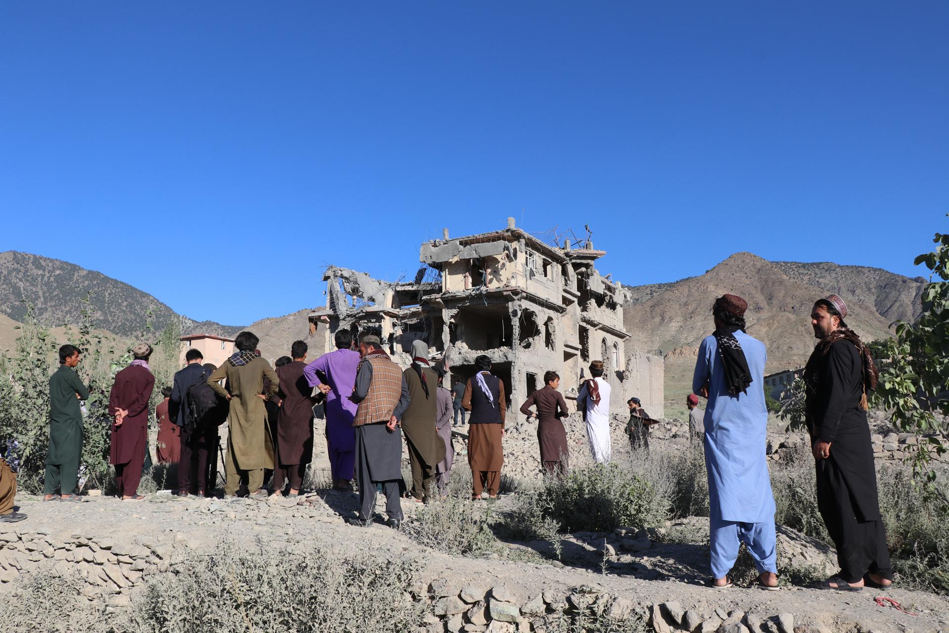 MANDAKHEL VILLAGE (Afghanistan), 29/06/2026.- Personas cerca de un área afectada por un ataque de Pakistán en la provincia de Paktia, Afganistán. EFE/EPA/STRINGER
