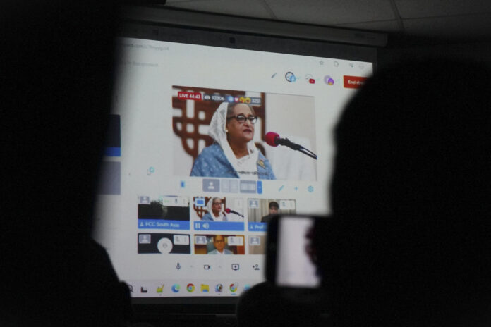 (Archivo) DACA (BANGLADESH), 23/01/2026.- La ex primera ministra de Bangladés Sheikh Hasina en medio de un discurso. EFE/ Lucía Goñi
