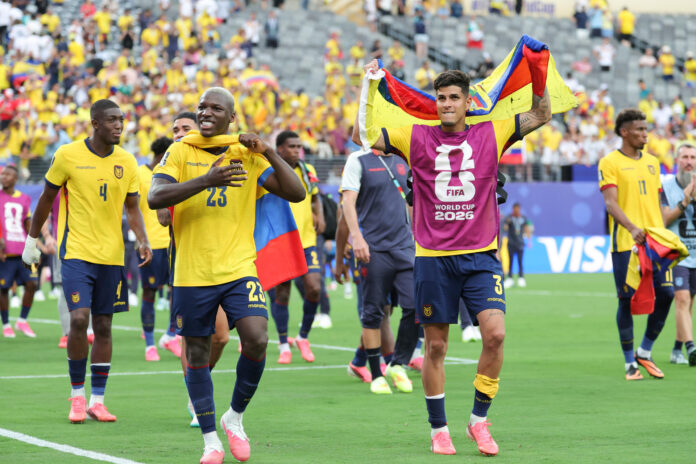 Los ecuatorianos Moisés Caicedo (i) y Piero Hincapié celebran al término del partido ante Alemania disputado el pasado jueves. EFE/ Sebastiao Moreira
