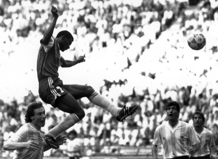 Fotografía del 8 de junio de 1990, en la que puede verse a Omam Biyik alzándose sobre los defensas argentinos para marcar el gol. EFE/ASL/ra
