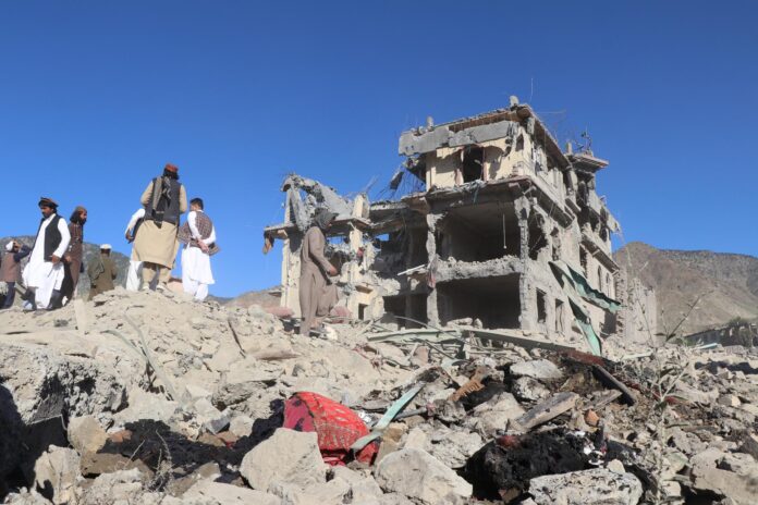 Afganos en una zona bombardeada por Pakistán en la provincia de Paktia este 29 de junio. EFE/EPA/STRINGER
