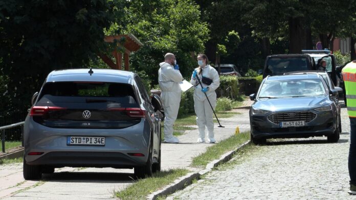 Agentes forenses de la policía en la zona donde este lunes se produjeron disparos en un centro de menores en Stade (Alemania). EFE/EPA/Fabian Hoefig
