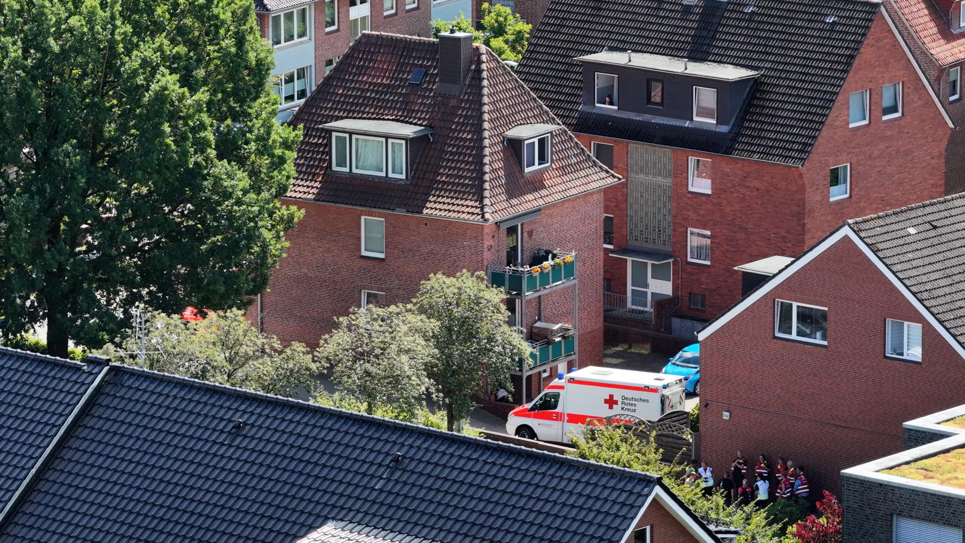 Una ambulancia cerca de un centro de menores en Stade (Alemania), donde un tiroteo causó este lunes cinco muertos. EFE/EPA/Fabian Hoefig
