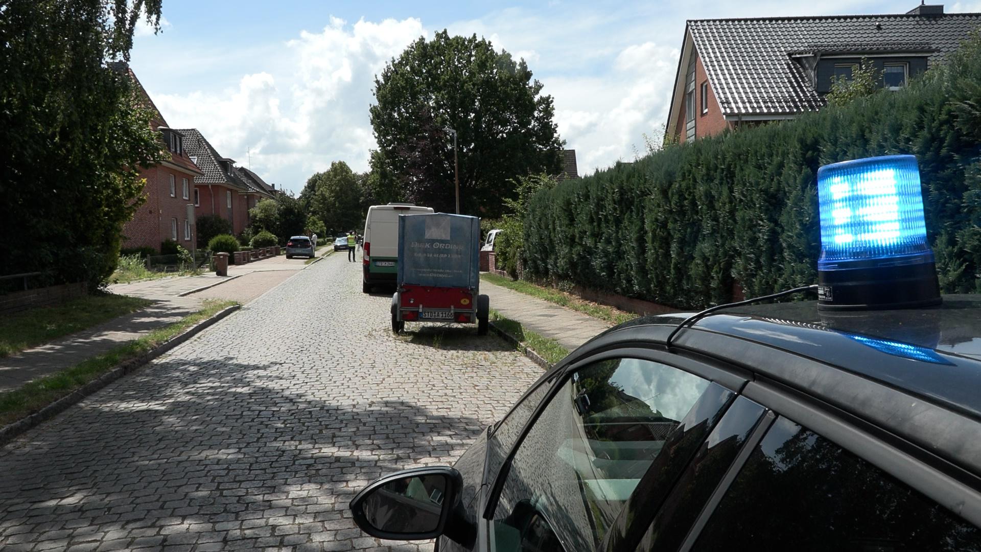 Agentes de la policía en la zona donde este lunes se produjeron disparos en un centro de menores en Stade (Alemania). EFE/EPA/Fabian Hoefig

