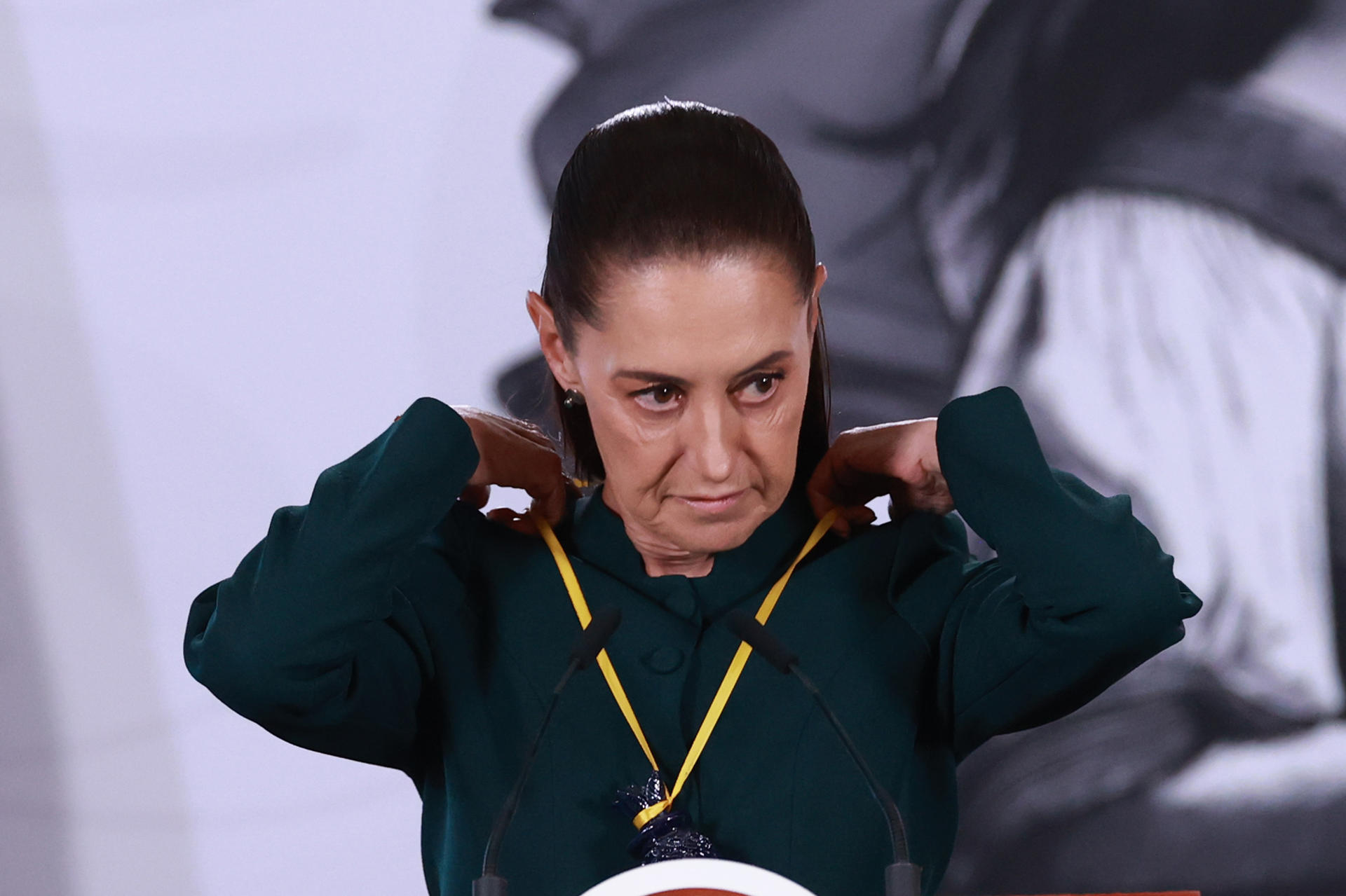 La presidenta de México, Claudia Shainbaum, reacciona durante una rueda de prensa este lunes, en el Palacio Nacional de Ciudad de México (México). EFE/Mario Guzmán
