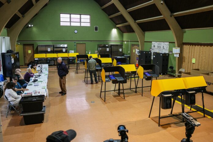 Fotografía archivo de personas votando en Los Ángeles (EE.UU.). EFE/EPA/CHRIS TORRES
