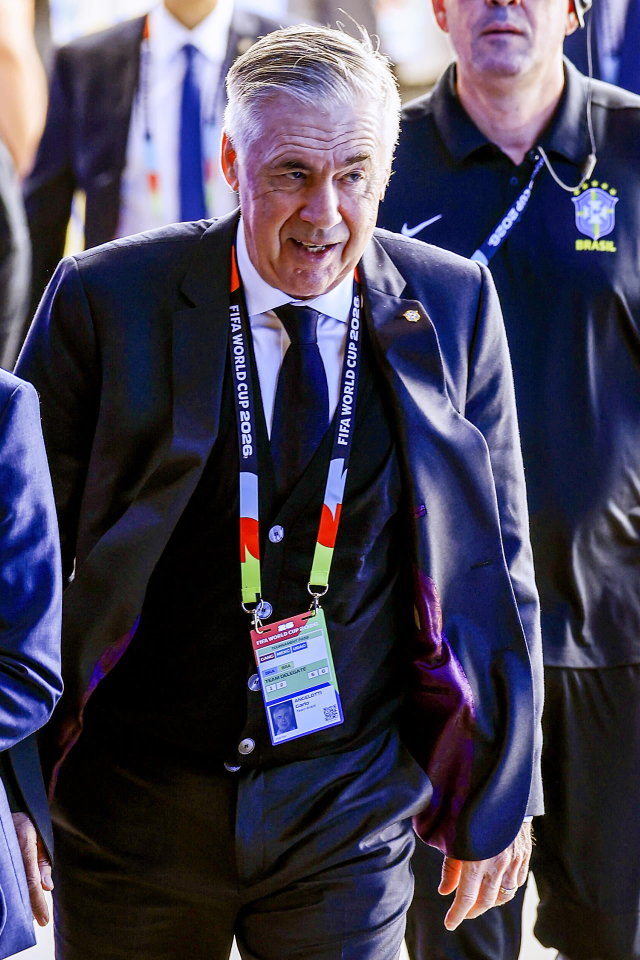 El entrenador de la selección brasileña, Carlo Ancelotti, llega junto a sus jugadores a Houston (Texas), donde se va a enfrentar a Japón en los dieciseisavos de final del Mundial de Fútbol 2026. EFE/Carlos Ramírez
