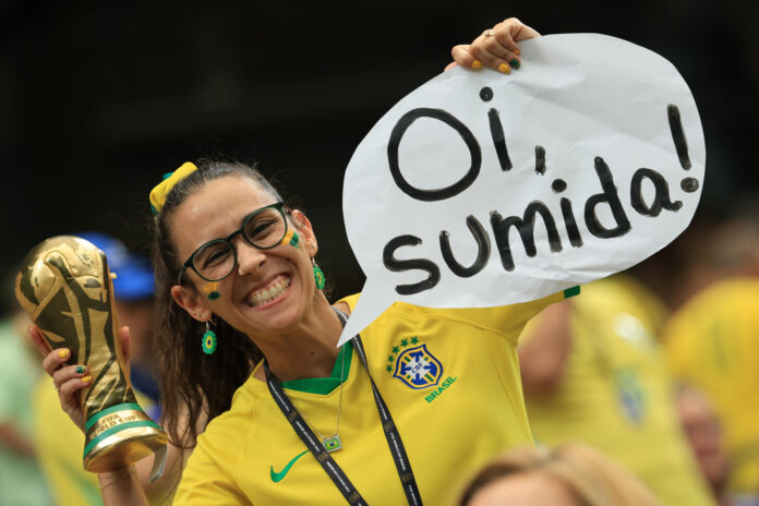 Una aficionada anima en el estadio NRG de Houston, donde se van a enfrentar las selecciones de Japón y Brasil, en un partido de los dieciseisavos de final del Mundial de Fútbol 2026. EFE/Kenneth Fernández
