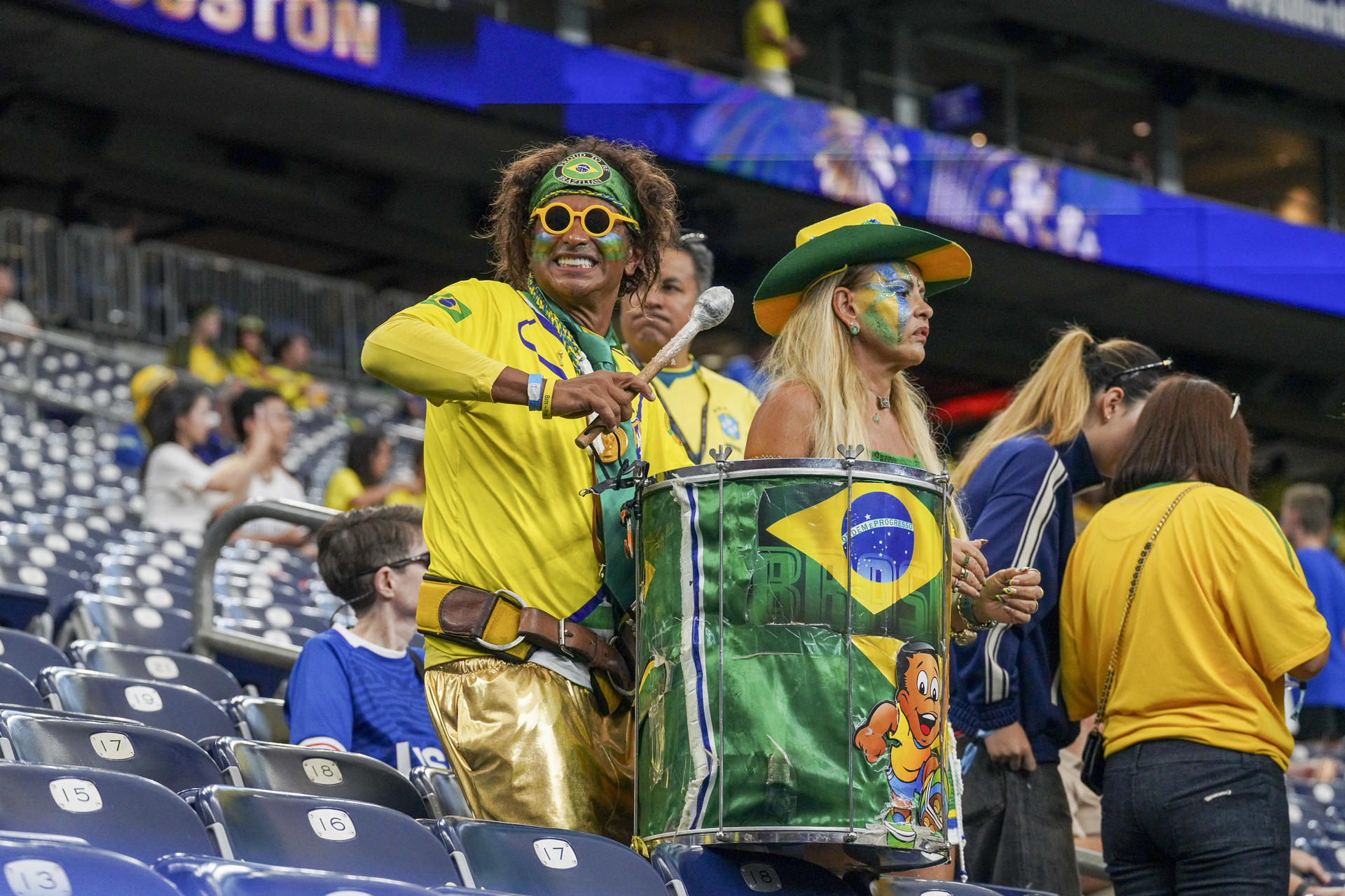 Varios aficionados brasileños animan en el estadio NRG, donde se van a enfrentar las selecciones de Japón y Brasil en un partido de los dieciseisavos de final del Mundial de Fútbol 2026. EFE/Kenneth Fernández
