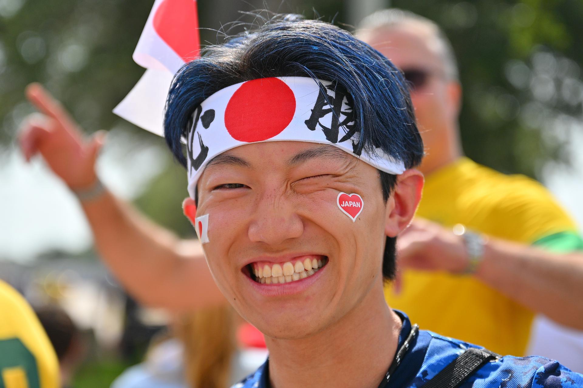 Varios aficionados Japón animan en el estadio NRG, donde se van a enfrentar las selecciones de Japón y Brasil en un partido de los dieciseisavos de final del Mundial de Fútbol 2026. EFE/EPA/SAM WASSON
