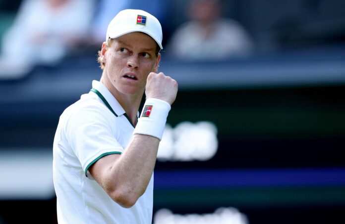 Jannik Sinner, número 1 del mundo, celebra un punto ante el serbio Miomir Kecmanovic en la primera ronda de Wimbledon. EFE/EPA/ADAM VAUGHAN
