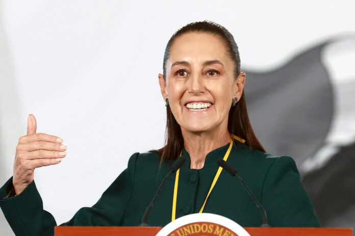 La presidenta de México, Claudia Shainbaum, habla durante una conferencia de prensa este lunes en el Palacio Nacional de Ciudad de México (México). EFE/Mario Guzmán
