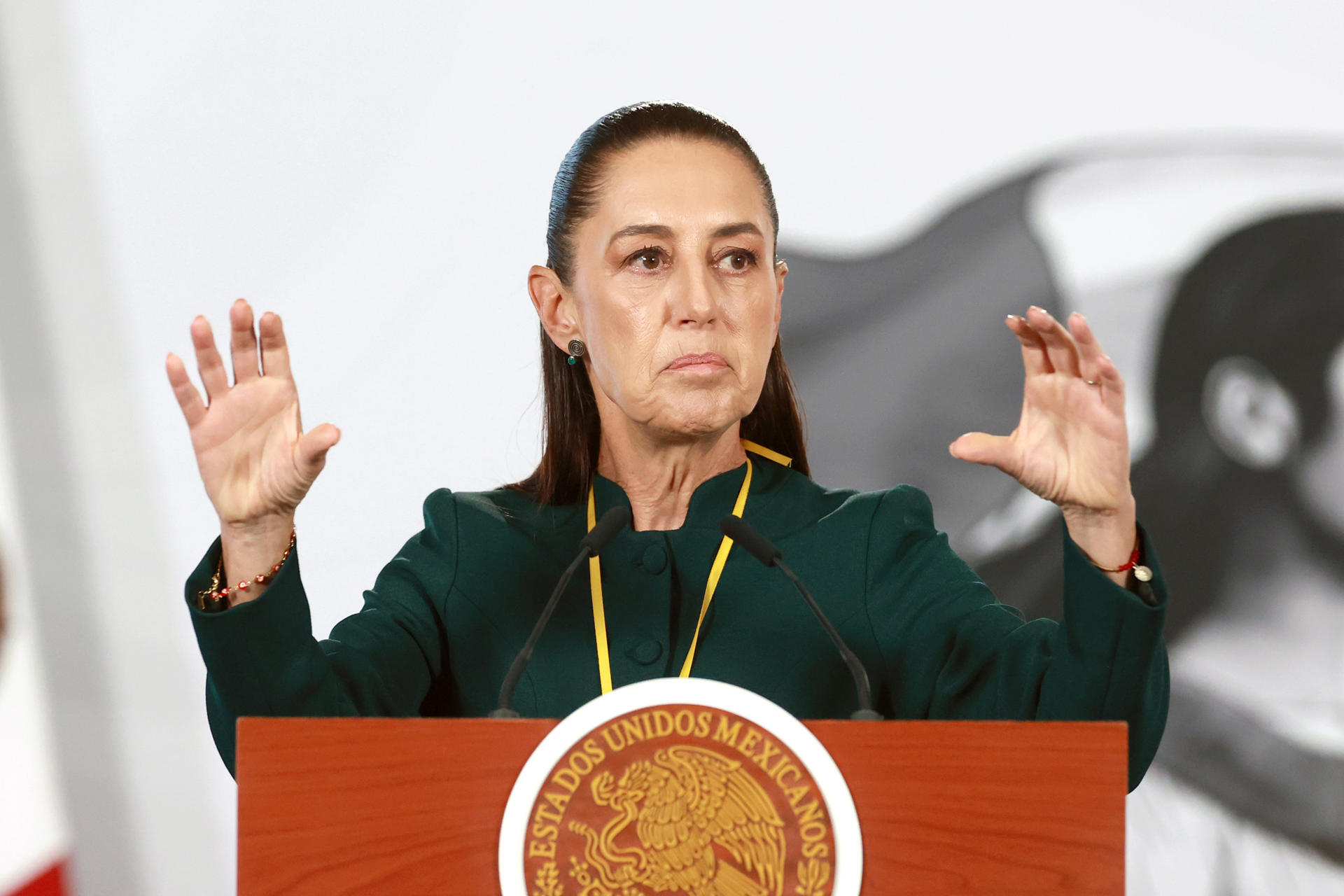 La presidenta de México, Claudia Shainbaum, habla durante una conferencia de prensa este lunes en el Palacio Nacional de Ciudad de México (México). EFE/Mario Guzmán
