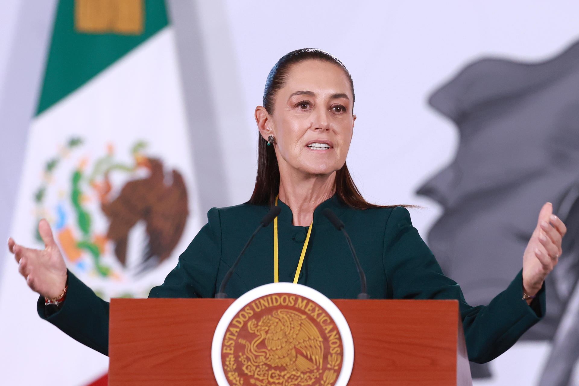 La presidenta de México, Claudia Shainbaum, habla durante una conferencia de prensa este lunes en el Palacio Nacional de Ciudad de México (México). EFE/Mario Guzmán
