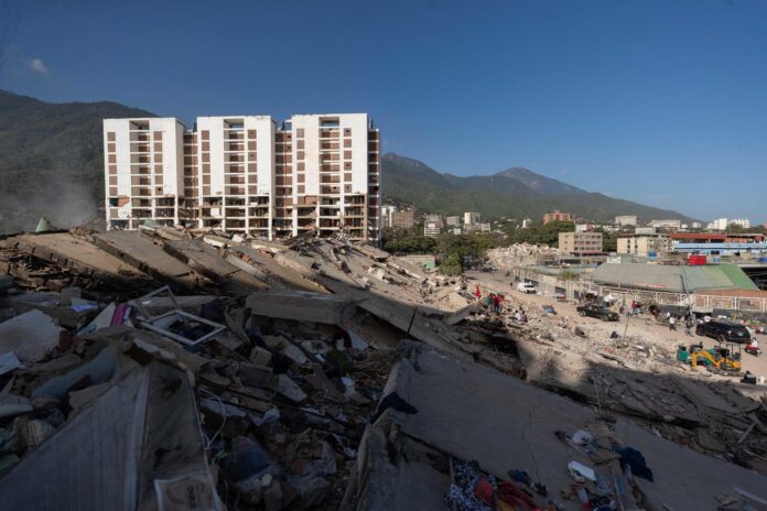 Fotografía que muestra los escombros de un edificio este lunes, en La Guaira (Venezuela). EFE/ Ronald Peña R
