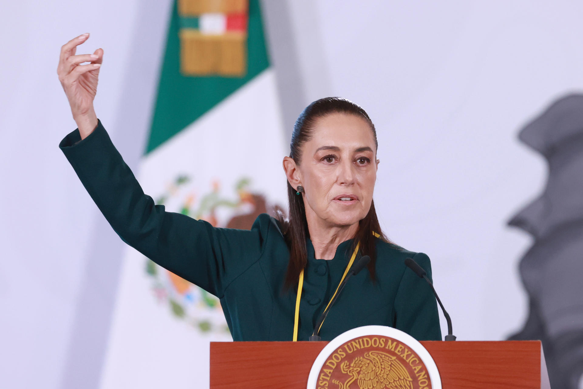 La presidenta de México, Claudia Shainbaum, habla durante una conferencia de prensa este lunes en el Palacio Nacional de Ciudad de México (México). EFE/Mario Guzmán
