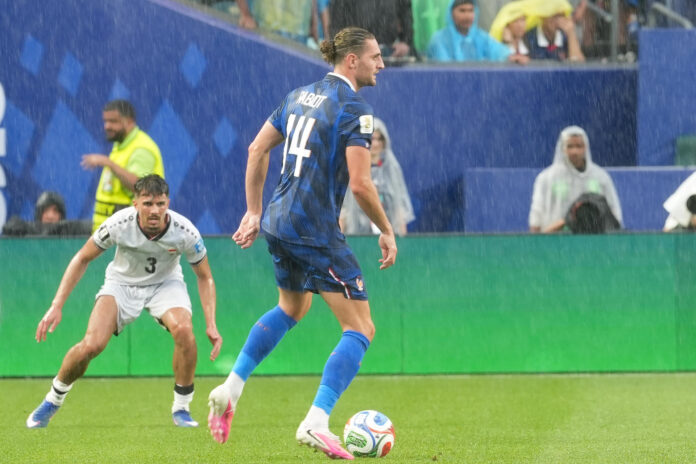 Adrien Rabiot de Francia en un partido del grupo I del Mundial de la FIFA 2026 entre Francia e Irak en el estadio Lincoln Financial en Filadelfia (Estados Unidos). EFE/ Octavio Guzmán

