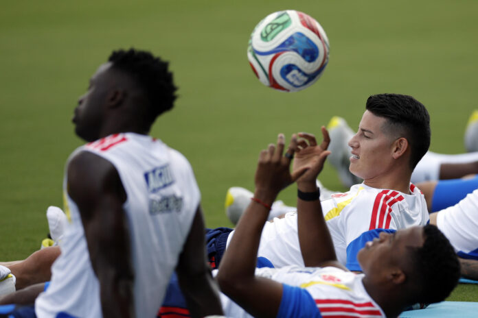 El jugador de Colombia James Rodriguez se ejercita con sus compañeros en el Miami Inter CF Stadium de Fort Lauderdale, Florida, US.
