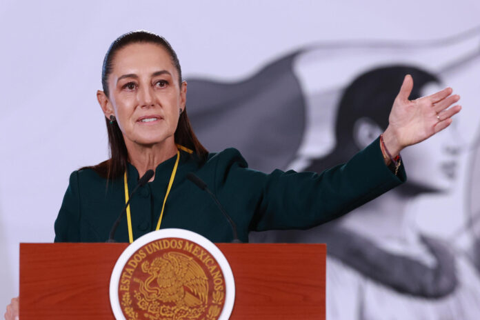 La presidenta de México Claudia Shainbaum habla durante una conferencia de prensa este lunes, en el Palacio Nacional de Ciudad de México (México). EFE/Mario Guzmán
