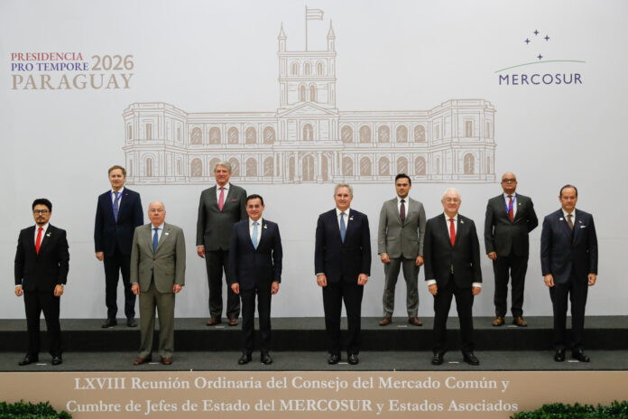De izquierda a derecha: el canciller de Bolivia, Fernando Aramayo; el director de División de Integración Regional de Chile, Ricardo Hernández; el canciller de Brasil, Mauro Vieira; el director general de la Dirección General para Asuntos Económicos de Perú, Jorge Rubio; el canciller de Paraguay, Rubén Ramirez; el canciller de Argentina, Pablo Quirno; el director de Mecanismos de Concertación e Integración Regionales de Colombia, Miguel Clavijo; el canciller de Uruguay, Mario Lubetkin; el subsecretario de América Latina y el Caribe de la cancillería de Ecuador, Agustín Fornell, y el canciller de Panamá, Javier Martínez-Acha, posan durante la foto oficial de cancilleres de la LXVIII Reunión Ordinaria de Mercosur este lunes, en Luque (Paraguay). EFE/ Juan Pablo Pino
