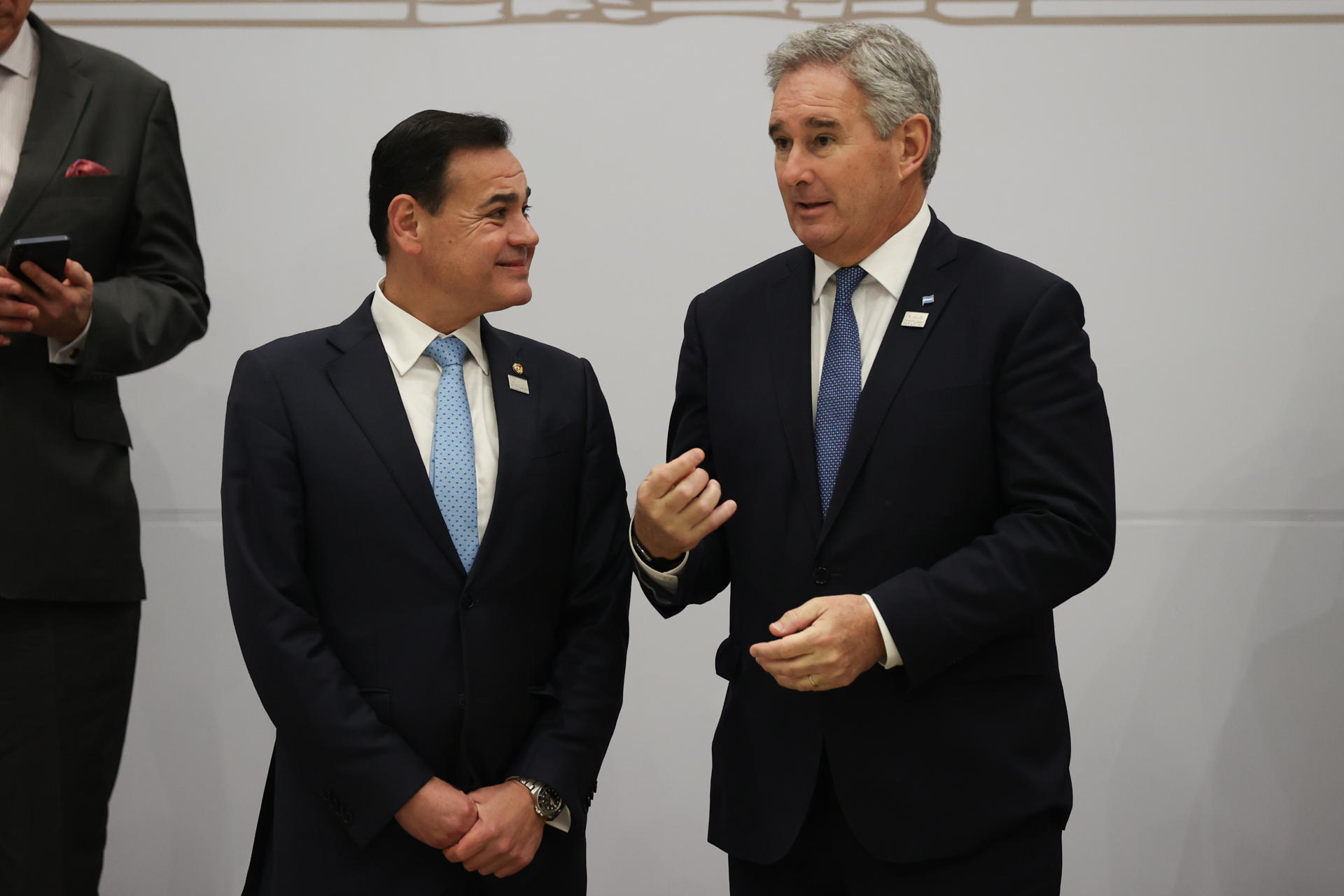 El ministro de Relaciones Exteriores de Paraguay, Rubén Ramirez (i), habla con el ministro de Relaciones Exteriores de Argentina, Pablo Quirno, durante la foto oficial de cancilleres de la LXVIII Reunión Ordinaria de Mercosur este lunes, en Luque (Paraguay). EFE/ Juan Pablo Pino
