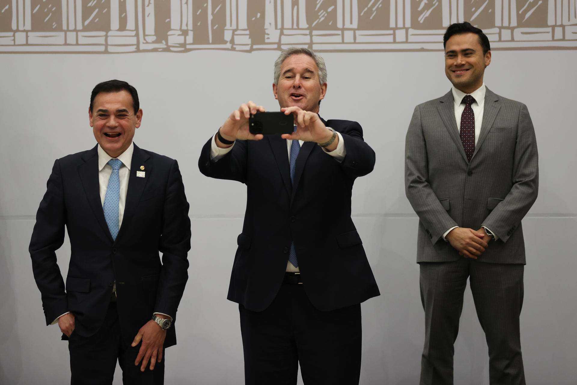 El ministro de Relaciones Exteriores de Paraguay, Rubén Ramirez (i); el ministro de Relaciones Exteriores de Argentina, Pablo Quirno (c), y el director de Mecanismos de Concertación e Integración Regionales de Colombia, Miguel Clavijo, reaccionan durante la foto oficial de cancilleres de la LXVIII Reunión Ordinaria de Mercosur este lunes, en Luque (Paraguay). EFE/ Juan Pablo Pino
