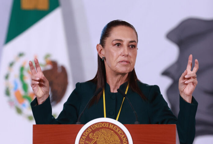 La presidenta de México, Claudia Shainbaum, habla durante una rueda de prensa este lunes, en el Palacio Nacional de Ciudad de México (México). EFE/Mario Guzmán
