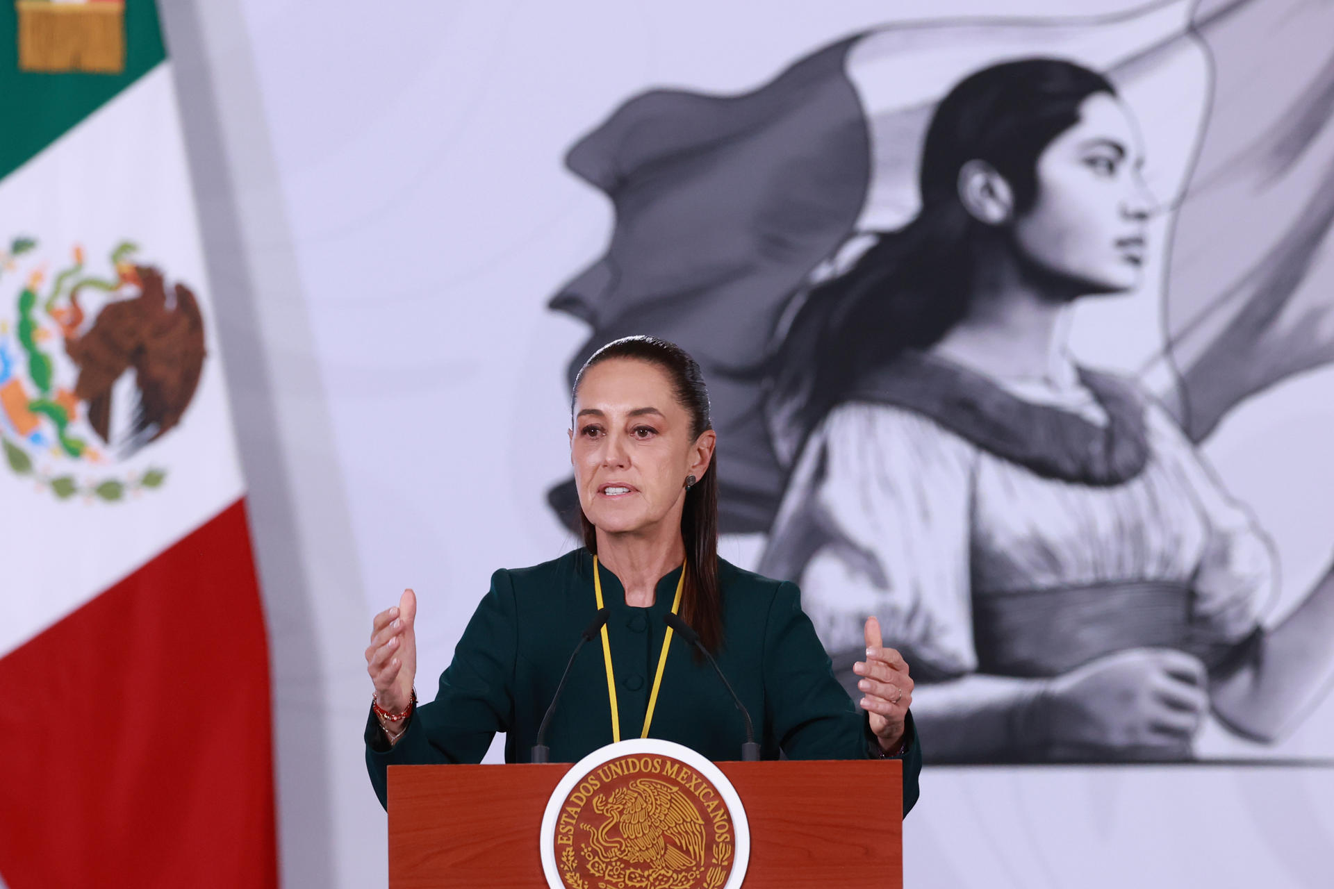 La presidenta de México, Claudia Shainbaum, habla durante una rueda de prensa este lunes, en el Palacio Nacional de Ciudad de México (México). EFE/Mario Guzmán
