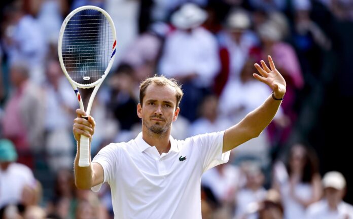 El ruso Daniil Medvedev, número 9 del mundo, tras ganar al coata Marin Cilic en primera ronda de Wimbledon, Londres, Reino Unido. EFE/EPA/TOLGA AKMEN
