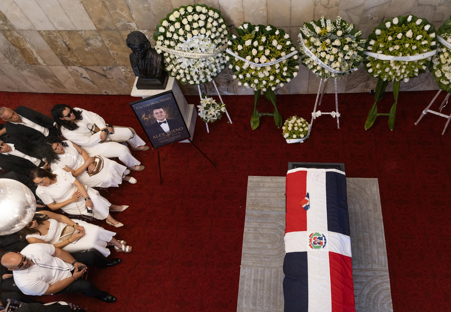 Familiares y amigos asisten este lunes al velorio del fallecido cantante dominicano Alex Bueno en el Teatro Nacional en Santo Domingo (República Dominicana). EFE/Orlando Barría
