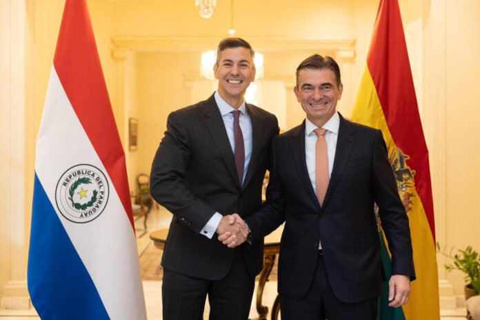 Fotografía cedida que muestra al mandatario paraguayo, Santiago Peña (i), saludando al presidente de Bolivia, Rodrigo Paz, durante visita oficial este lunes, en Asunción (Paraguay). EFE/ Presidencia de Paraguay
