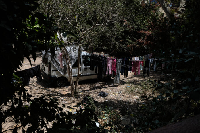 Caravana utilizada como refugio por una de las centenares de familias del sur del Líbano que se han visto desplazadas por la ofensiva israelí en el sur del país. EFE/ Edgar Gutiérrez
