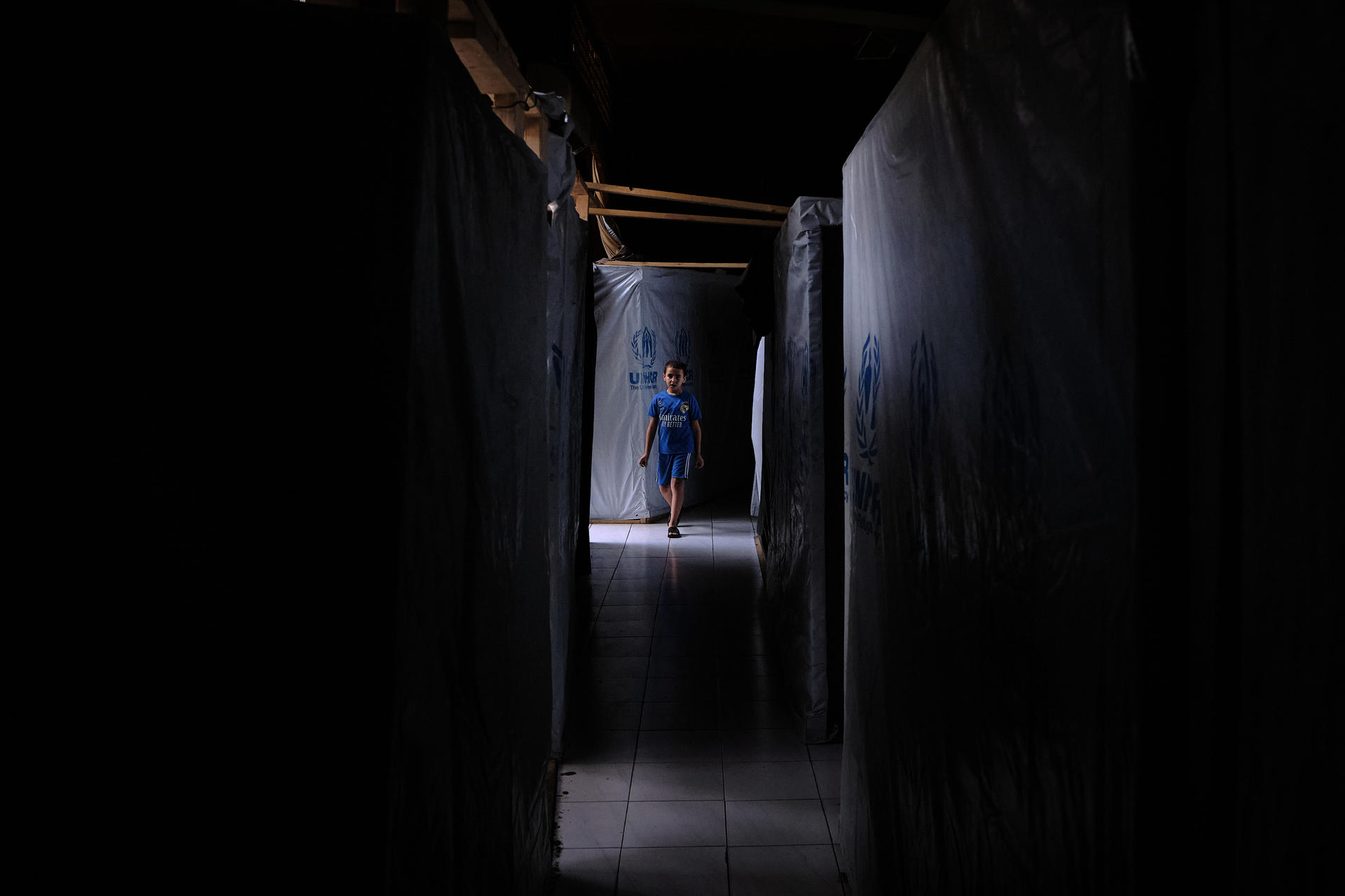 Un niño camina por el antiguo Palacio de Justicia de Sidón, un edificio decadente y semiabandonado en medio de la localidad convertido en el hogar temporal de centenares de familias desplazadas por la ofensiva israelí en el sur del Líbano. EFE/ Edgar Gutiérrez
