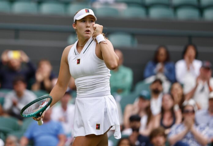 La rusa Mirra Andreeva, reciente campeona de Roland Garros, en el partido de su debut en Wimbledon. Londres, Reino Unido. EFE/EPA/TOLGA AKMEN
