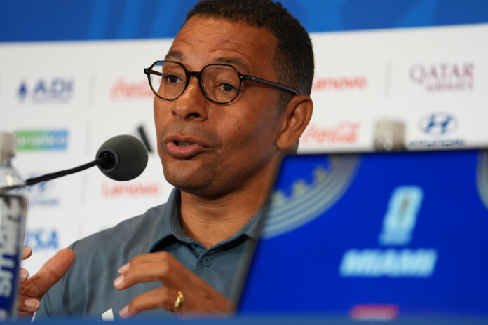 El exfutbolista brasileño Gilberto Silva, campeón del mundo en 2002, presentó este lunes en Miami junto con los otros componentes del Grupo de Estudio Técnico de la FIFA (TSG) un informe que destaca las pausas de hidratación como clave para mantener un ritmo alto en los partidos del Mundial, aunque matiza que pueden ser 