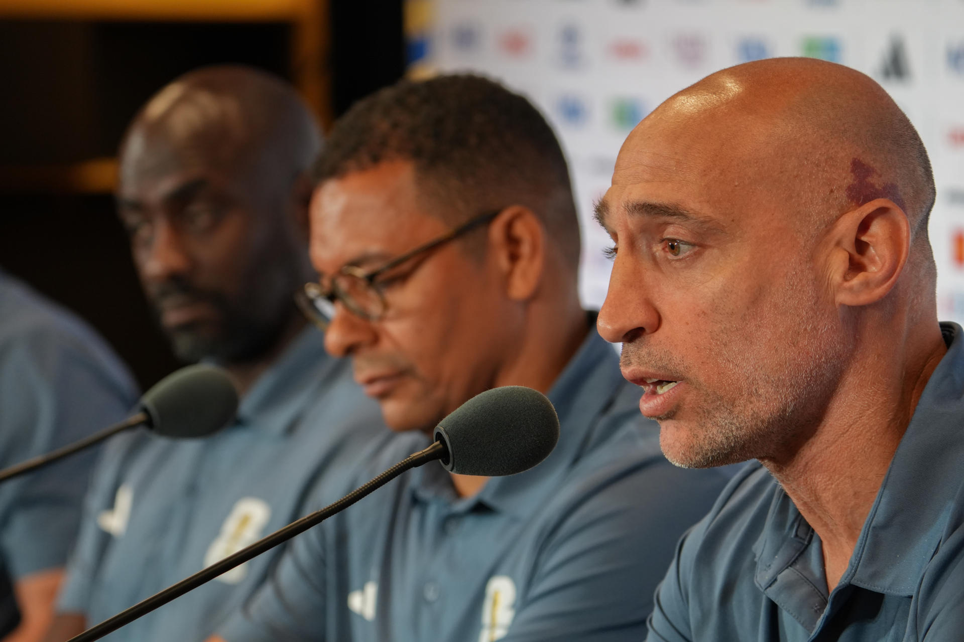 Otto Addo (i), Gilberto Silva (c) y Pablo Zabaleta (d), miembros del Grupo de Estudio Técnico de la FIFA (TSG), presentaron este lunes en Miami un informe que destaca las pausas de hidratación como clave para mantener un ritmo alto en los partidos del Mundial, aunque matiza que pueden ser "contraproducentes" para el equipo que está dominando el juego. EFE/ Alberto Boal
