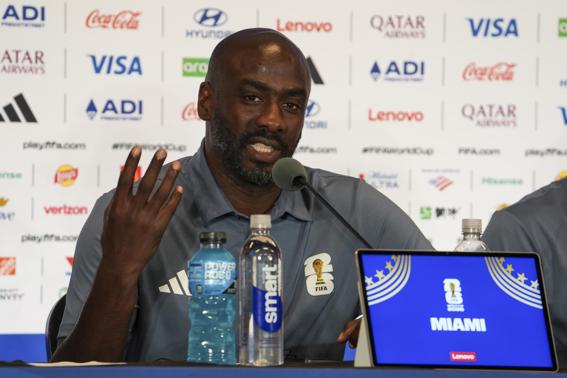 Otto Addo, presentó este lunes en Miami junto a los demás miembros del Grupo de Estudio Técnico de la FIFA (TSG), un informe que destaca las pausas de hidratación como clave para mantener un ritmo alto en los partidos del Mundial, aunque matiza que pueden ser "contraproducentes" para el equipo que está dominando el juego. EFE/ Alberto Boal
 
este lunes, en Miami (EEUU). El Grupo de Estudio Técnico de la FIFA (TSG, en inglés) destacó este lunes que las pausas de hidratación son clave para mantener un ritmo alto en los partidos del Mundial, aunque admitió que pueden ser "contraproducentes" para el equipo que está dominando el juego. "La pausa de hidratación ha funcionado muy bien. Ha servido de gran apoyo, porque correr con ese calor a veces hace que no puedas respirar adecuadamente, pero es importante para la calidad del juego y para la salud de los futbolistas", dijo en una rueda de prensa en Miami el exfutbolista Gilberto Silva, campeón del mundo con Brasil en 2002. EFE/ Alberto Boal
