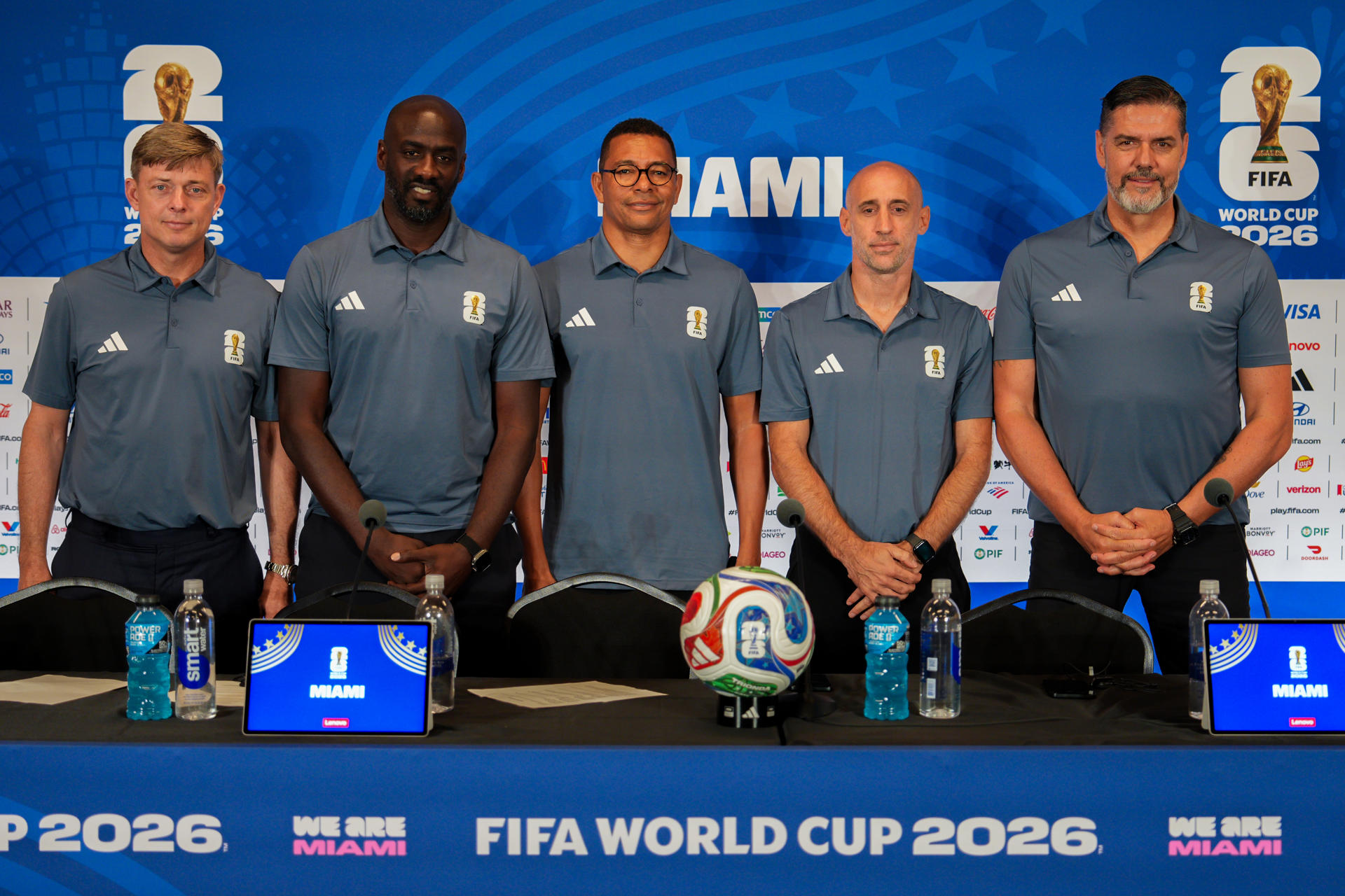 John Dahl Tomasson (i), Otto Addo, Gilberto Silva, Pablo Zabaleta y Pascal Zuberbühler (d), miembros del Grupo de Estudio Técnico de la FIFA (TSG), presentaron este lunes en Miami un informe que destaca las pausas de hidratación como clave para mantener un ritmo alto en los partidos del Mundial, aunque matiza que pueden ser "contraproducentes" para el equipo que está dominando el juego. EFE/ Alberto Boal
