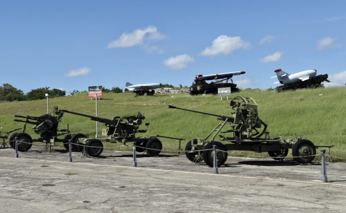 Fotografía que muestra diferentes tipos de armamentos utilizados en la crisis de octubre de 1961, expuestos en un museo al aire libre este lunes, en La Habana (Cuba). La Habana asegura que está preparada para una posible intervención militar de Washington, confiando en que su estrategia de involucrar a toda la población compense su inferioridad tecnológica y armamentística. EFE/ Ernesto Mastrascusa
