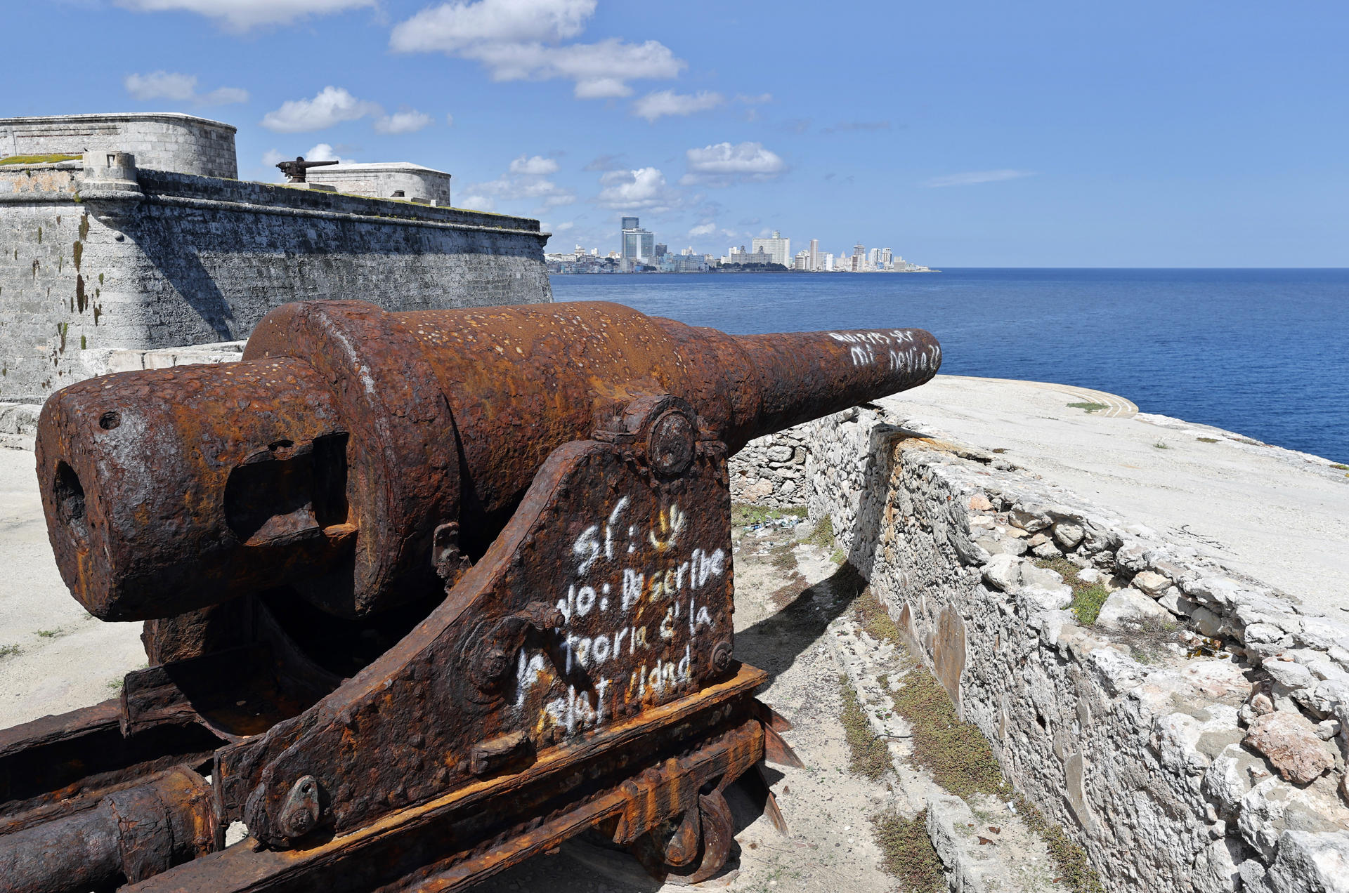 Fotografía que muestra un cañón de la época de la colonia en la fortaleza del Morro este lunes, en La Habana (Cuba). La Habana asegura que está preparada para una posible intervención militar de Washington, confiando en que su estrategia de involucrar a toda la población compense su inferioridad tecnológica y armamentística. EFE/ Ernesto Mastrascusa
