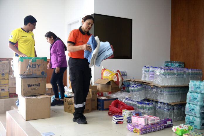 Personas recolectan ayudas humanitarias que serán enviadas a Venezuela este lunes, en la Universidad Andina Simón Bolívar en Quito (Ecuador). EFE/Gianna Benalcazar
