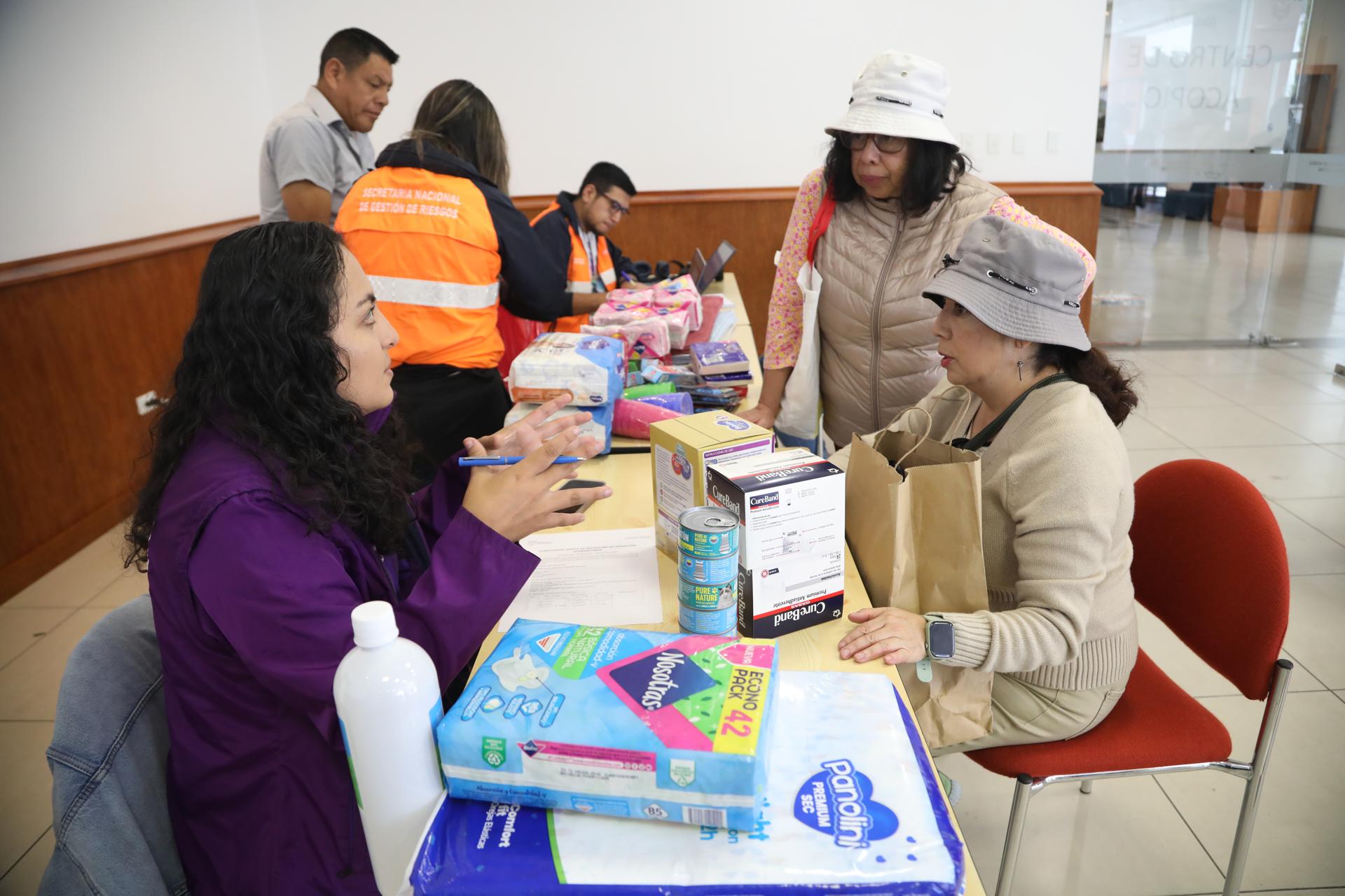 Personas recolectan ayudas humanitarias que serán enviadas a Venezuela este lunes, en la Universidad Andina Simón Bolívar en Quito (Ecuador). EFE/Gianna Benalcazar
