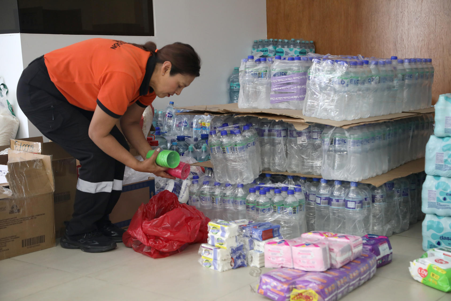 Una persona organiza ayudas humanitarias que serán enviadas a Venezuela este lunes, en la Universidad Andina Simón Bolívar en Quito (Ecuador). EFE/Gianna Benalcazar
