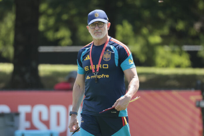 El entrenador de la selección española, Luis de la Fuente, durante el entrenamiento en Chattanooga, Tenesse (Estados Unidos). EFE/Lavandeira Jr
