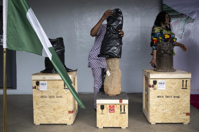 Lagos (Nigeria), 29 jun (EFE).– Suiza devolvió este lunes a Nigeria 18 piezas del antiguo Reino de Benín, en un nuevo impulso a la campaña que mantiene la nación africana desde hace décadas para rescatar su patrimonio cultural saqueado durante la época colonial. EFE/EPA/ANTHONY ANEX

