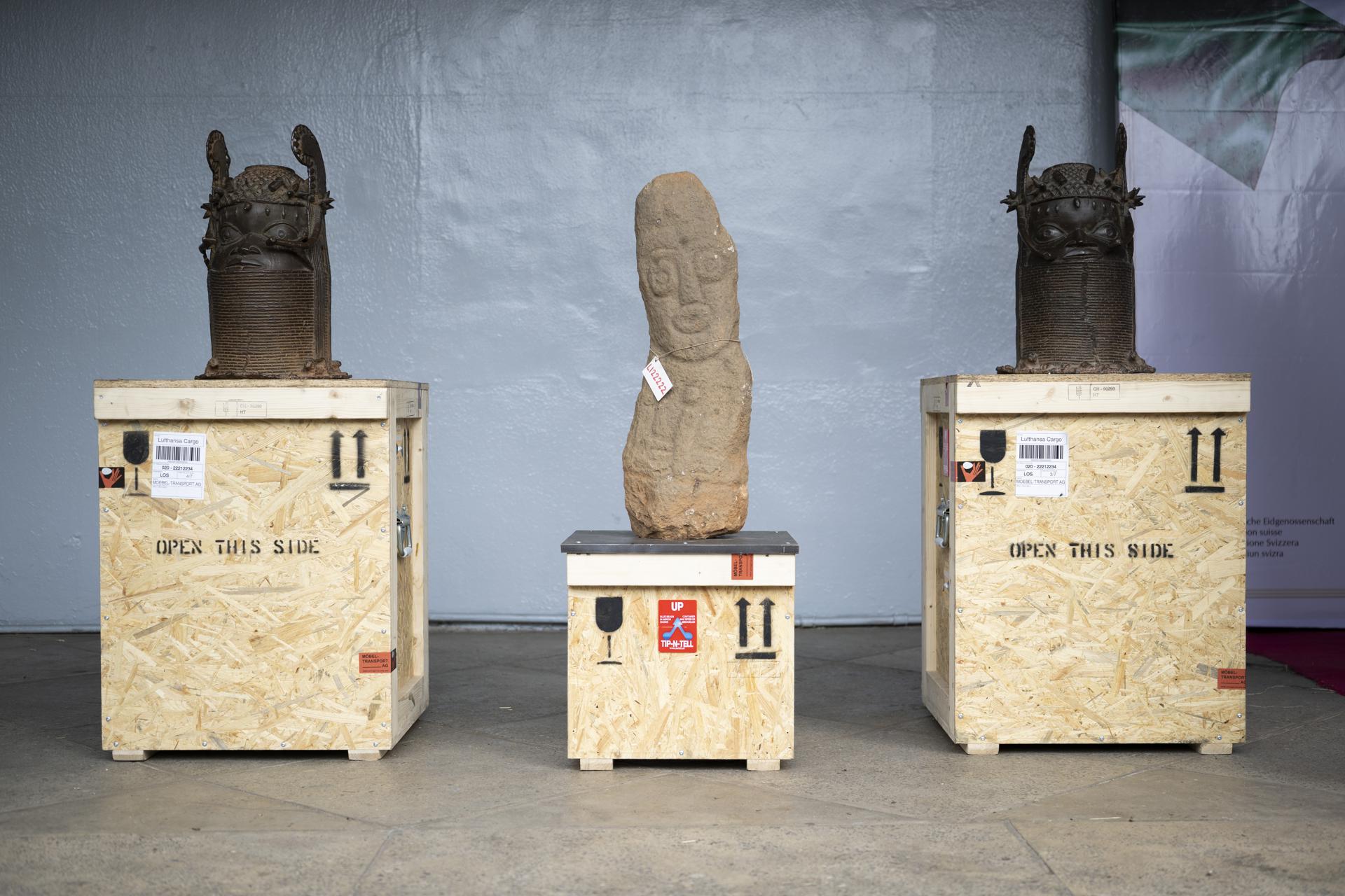 Lagos (Nigeria), 29 jun (EFE).– Suiza devolvió este lunes a Nigeria 18 piezas del antiguo Reino de Benín, en un nuevo impulso a la campaña que mantiene la nación africana desde hace décadas para rescatar su patrimonio cultural saqueado durante la época colonial. EFE/EPA/ANTHONY ANEX
