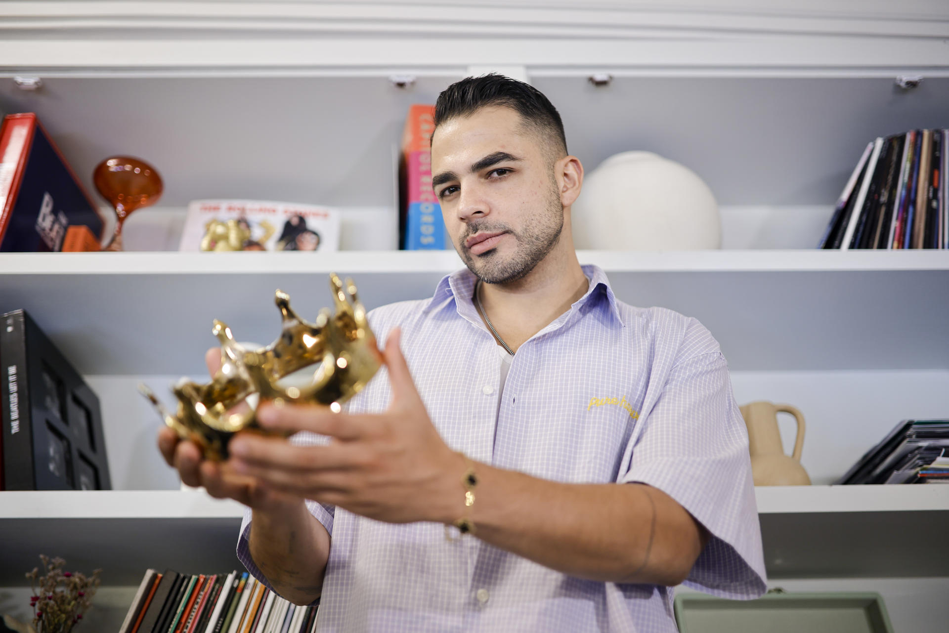 El artista colombiano Juan Palau, quien interpreta a Drama Key en 'La Reina del Flow', asegura en una entrevista con EFE en Madrid que la serie sigue un sendero que abrieron fenómenos como 'RBD' (de 'Rebelde'), 'Rebelde Way' o 'Chica Vampiro' y es el de llevar a los escenarios mundiales su banda sonora, lo que es un "hito histórico". EFE/ Marcos Villaoslada
