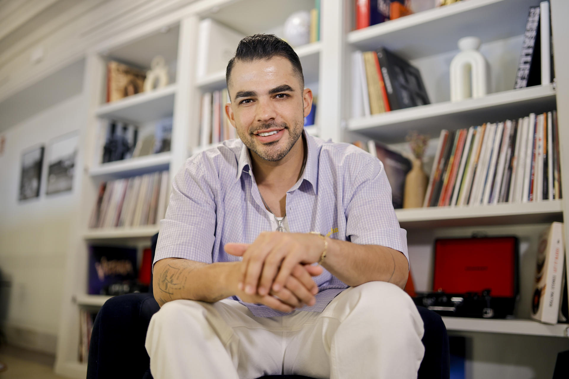 El artista colombiano Juan Palau, quien interpreta a Drama Key en 'La Reina del Flow', asegura en una entrevista con EFE en Madrid que la serie sigue un sendero que abrieron fenómenos como 'RBD' (de 'Rebelde'), 'Rebelde Way' o 'Chica Vampiro' y es el de llevar a los escenarios mundiales su banda sonora, lo que es un "hito histórico". EFE/ Marcos Villaoslada
