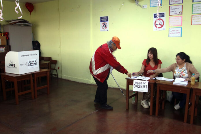 Fotografía de archivo de una persona votando en Lima (Perú). EFE/ Paul Vallejos
